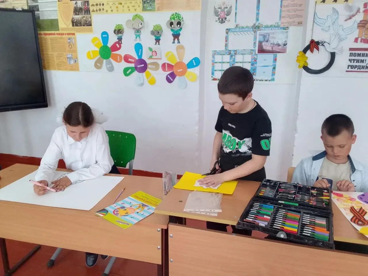 Орлята 1 и 4 класса подготовили открытку своими руками для участия в акции «Дети детям войны».