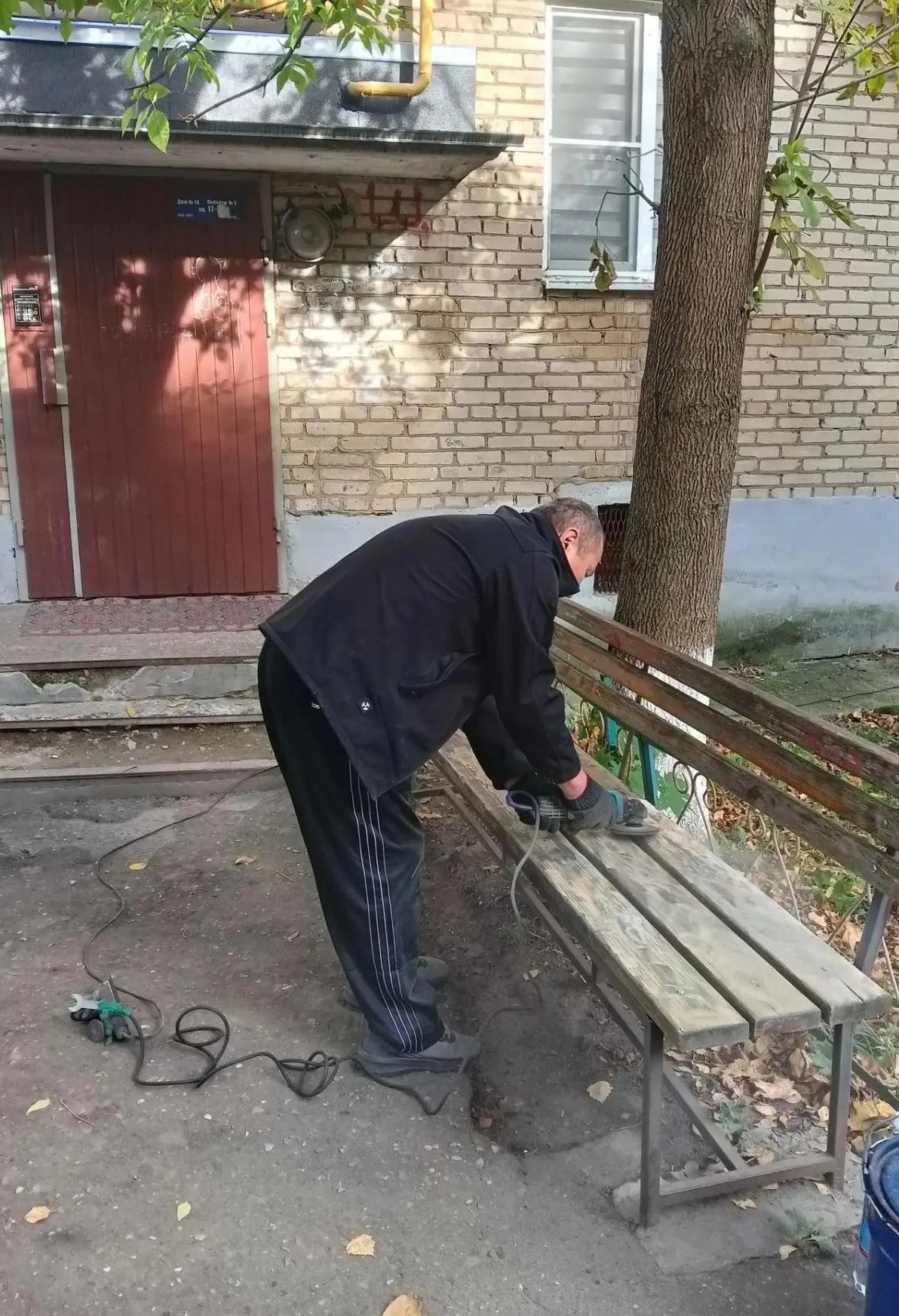 ⚒🎨Проведены ремонтные и покрасочные работы скамеек многоквартирных домов № 14 у подъез...