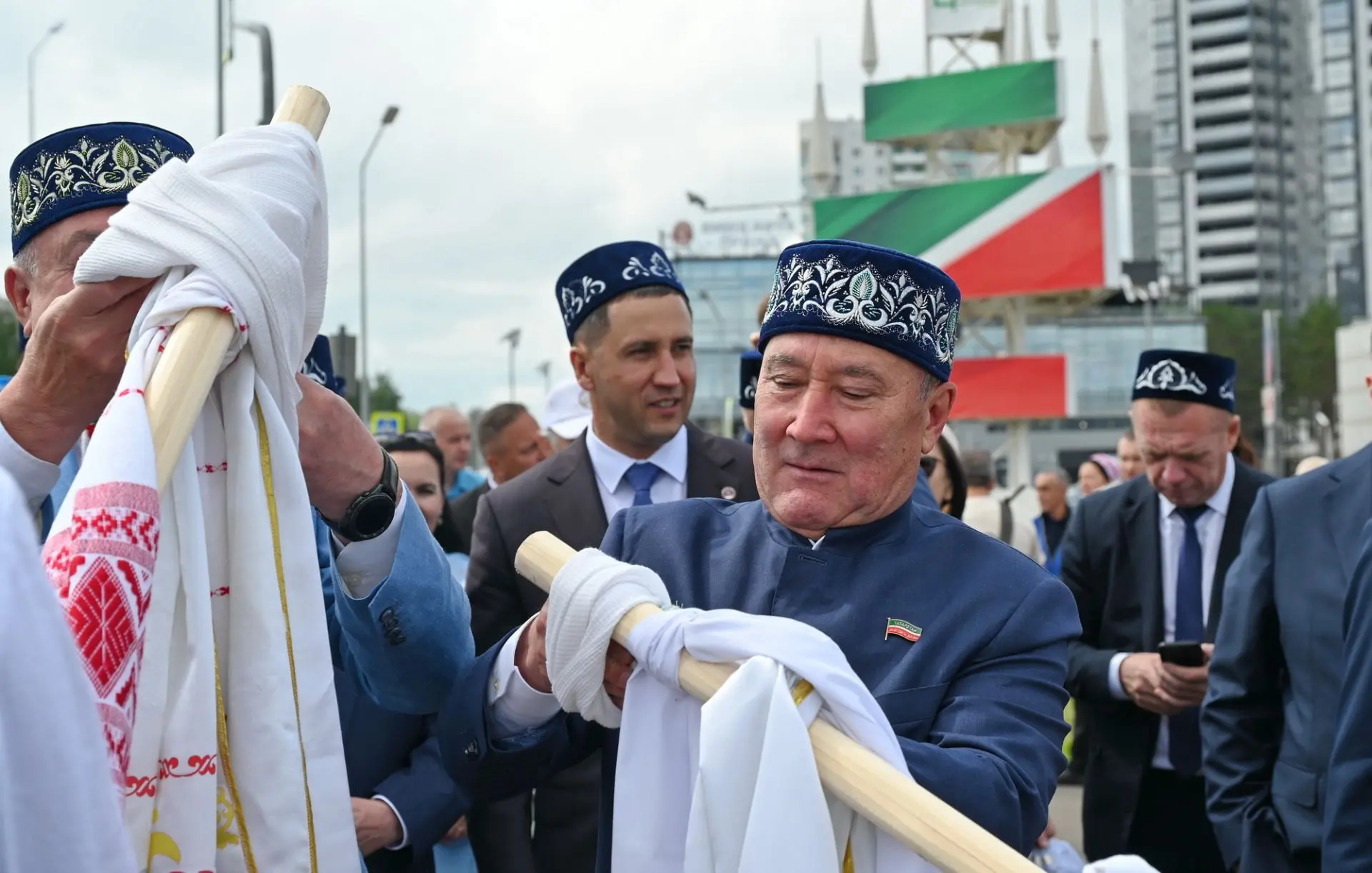 Марат Ахметов поздравил челнинцев с национальным праздником Сабантуй
 
Сегодня в Набережных Челнах п