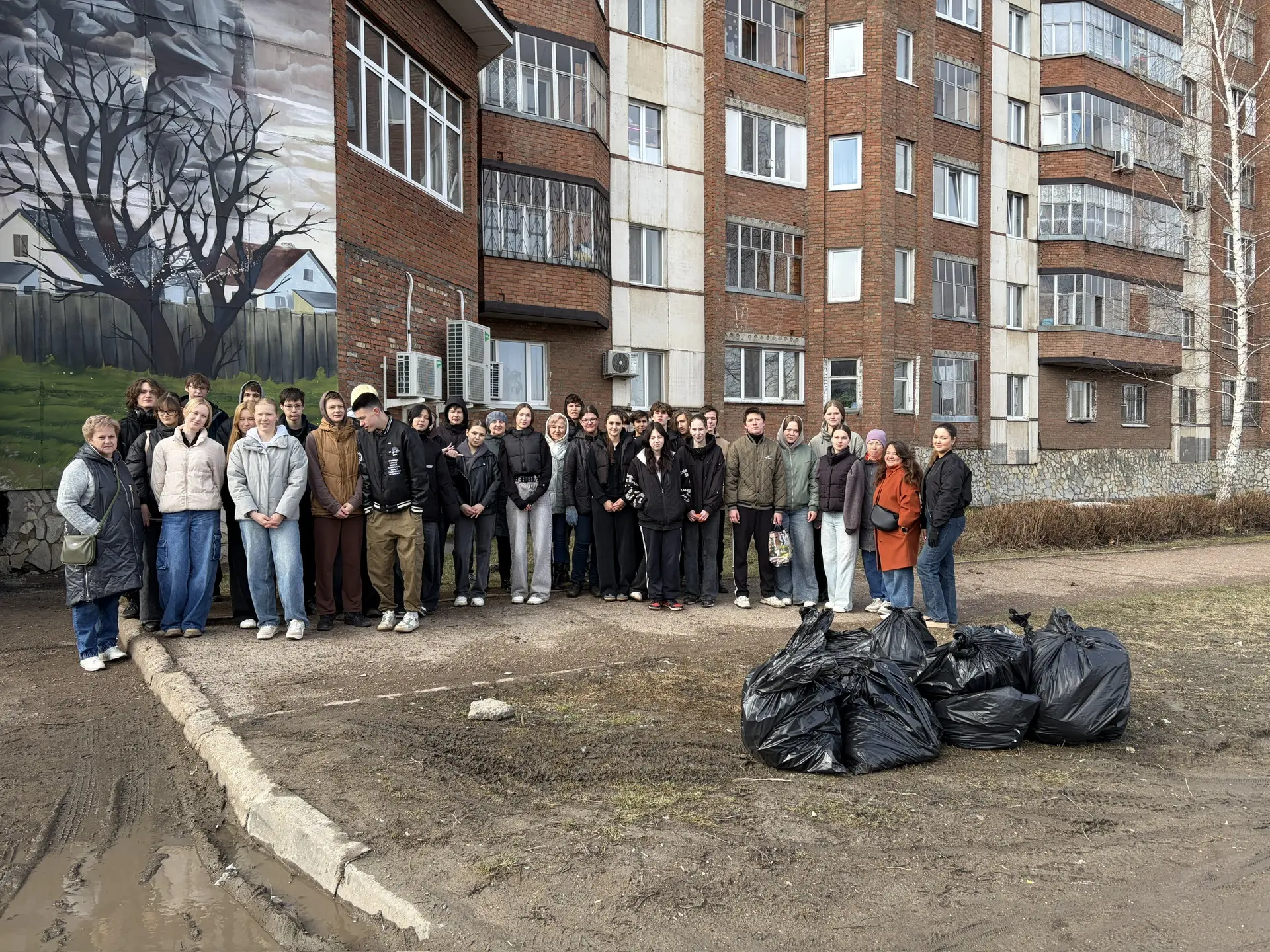 🗓 В субботу состоялся общешкольный субботник!  Ученики нашей школы приняли активное участие в благоу