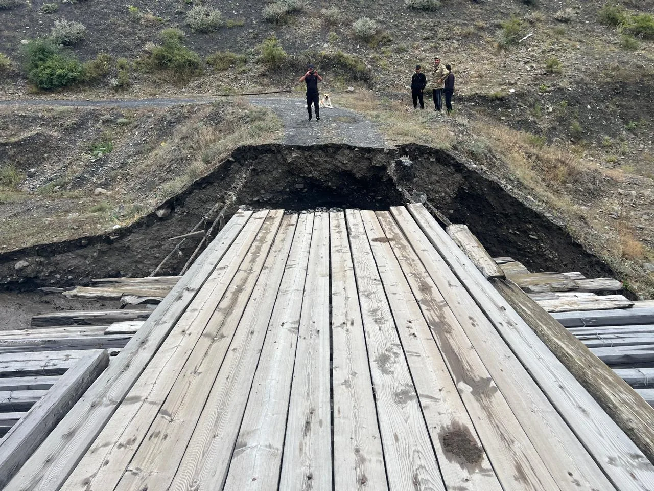 Из-за обильных осадков и подъёма уровня воды в реке Ахты-чай начался размыв подъезда к ...