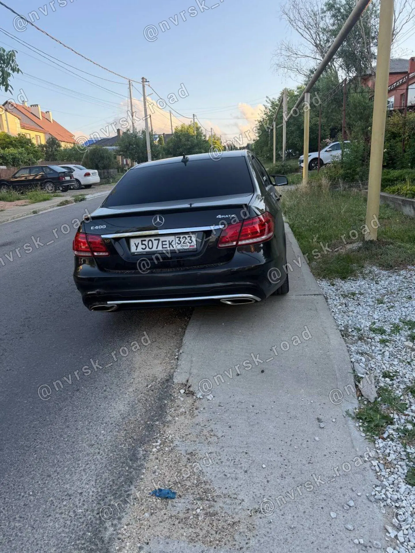 💬В 8-ой щели не адекватный хозяин/хозяйка постоянно оставляет своё авто на тротуаре, не реагирует н