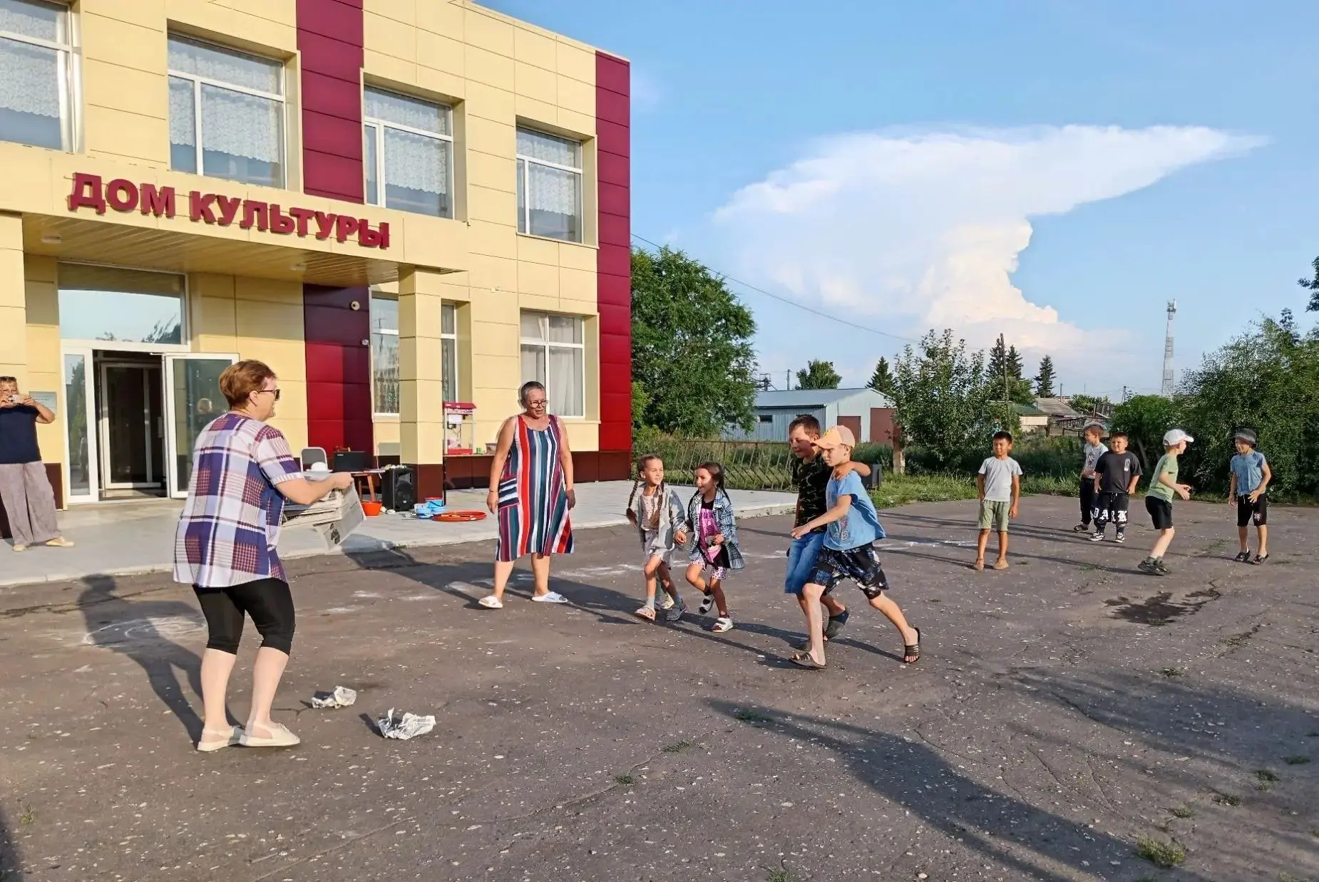 🔥День летнего отдыха!

☀️Солнце в зените, асфальт плавится, а на площади Славянского Дома культуры,