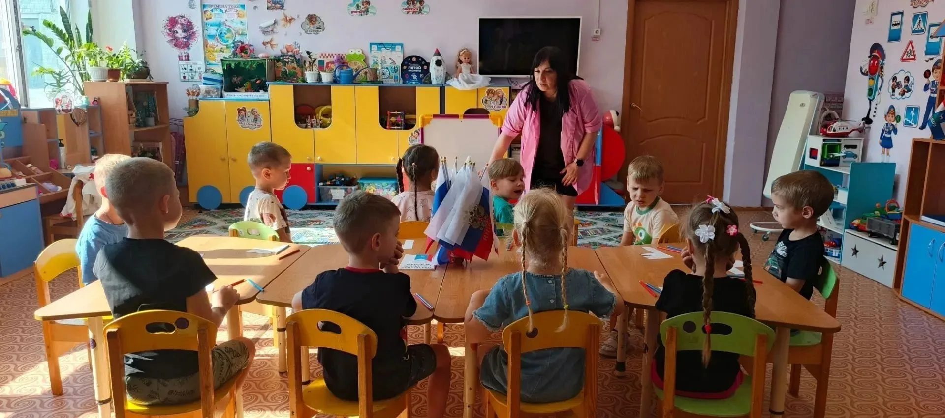 В средней группе "Пташки " прошло занятие, посвящённое Дню Государственного флага Росси...