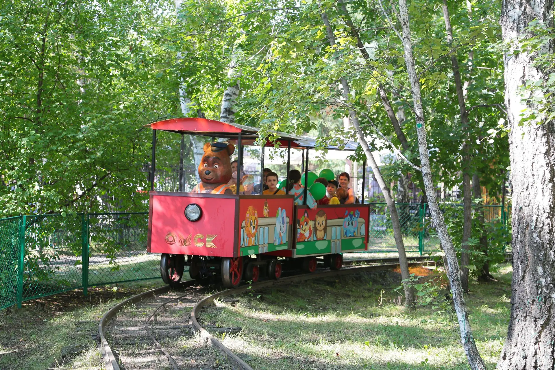 🚃В омском парке начал работу модернизированный аттракцион.

Стилизованный под трамвай вагончик появ