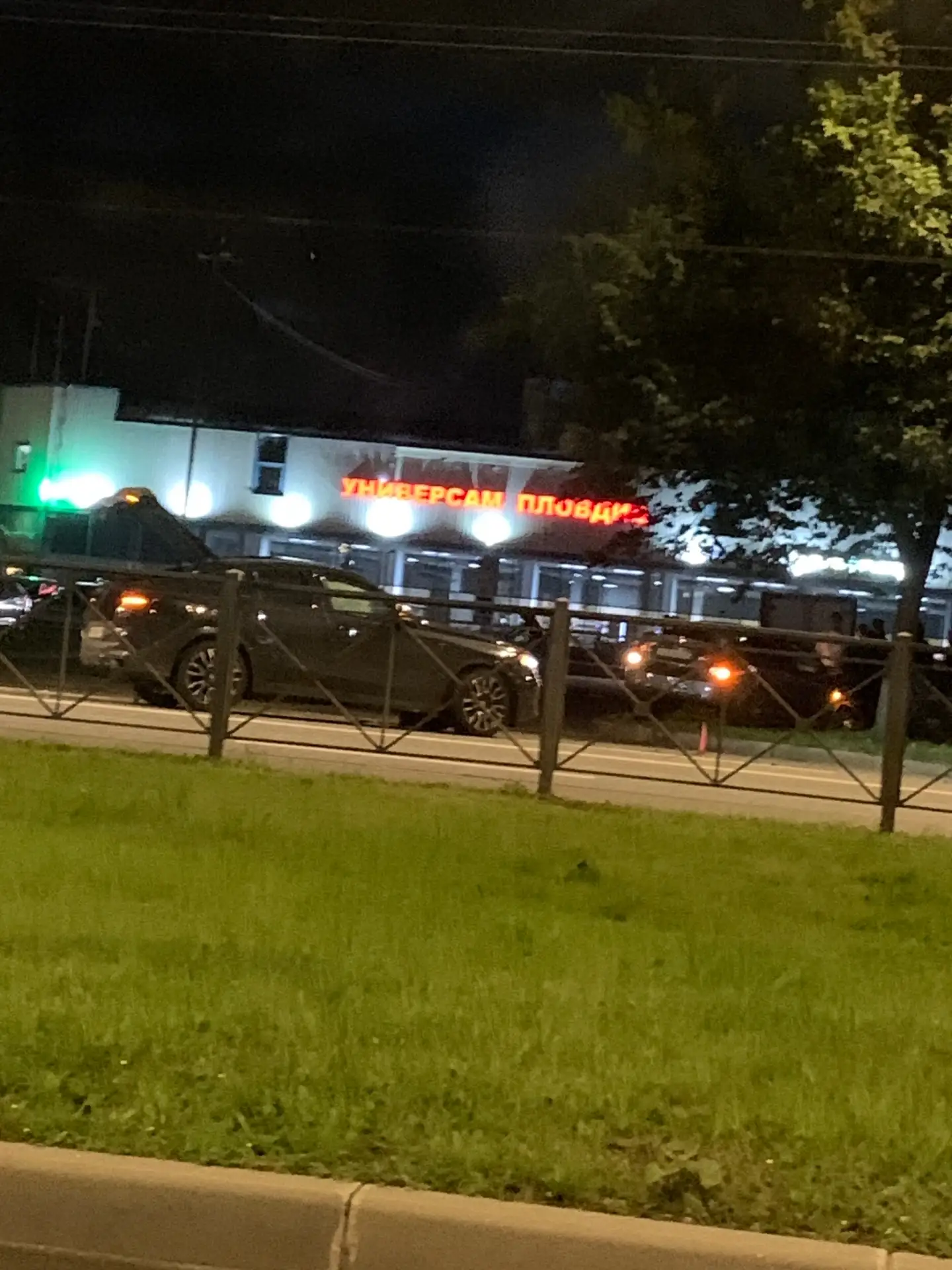 На проспекте Ветеранов около дома 89 (Пловдив) после ДТП стоят двое, один - на проезжей...