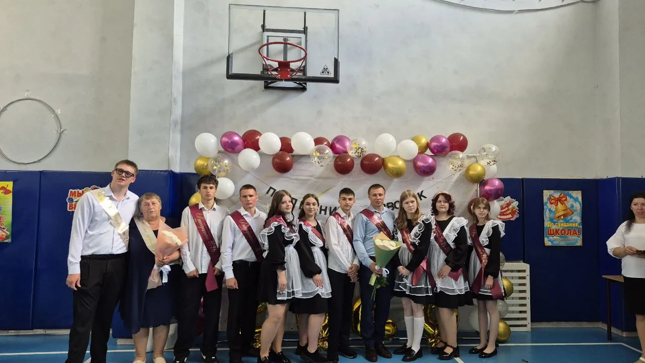 Сегодня прозвенел последний звонок🔔 Кажется, совсем недавно вы робко переступили порог...
