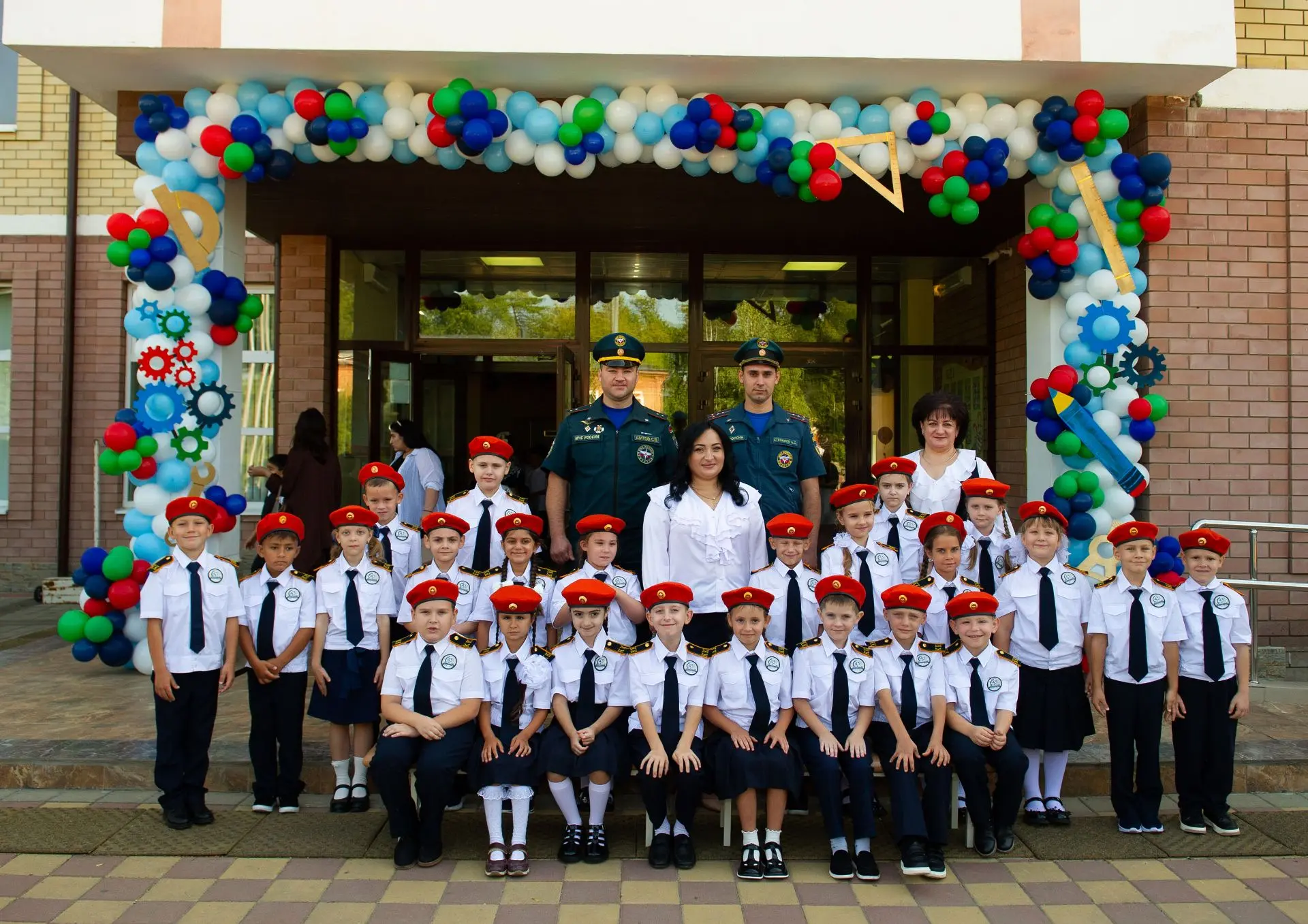 🔔Первоклассники-кадеты МЧС 🧑‍🚒нашей школы встретили День знаний!