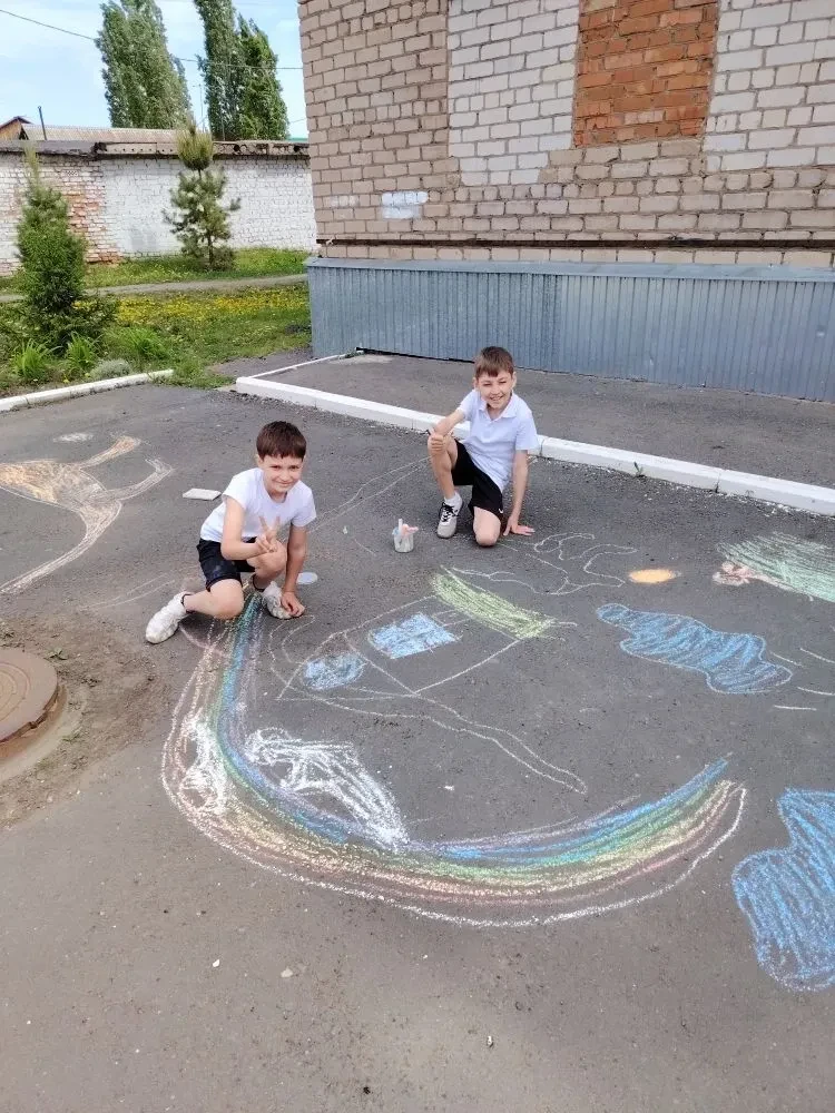 Солнечные улыбки и яркие краски на асфальте! 🎨 Сегодняшний день был наполнен смехом, звонкими голоса