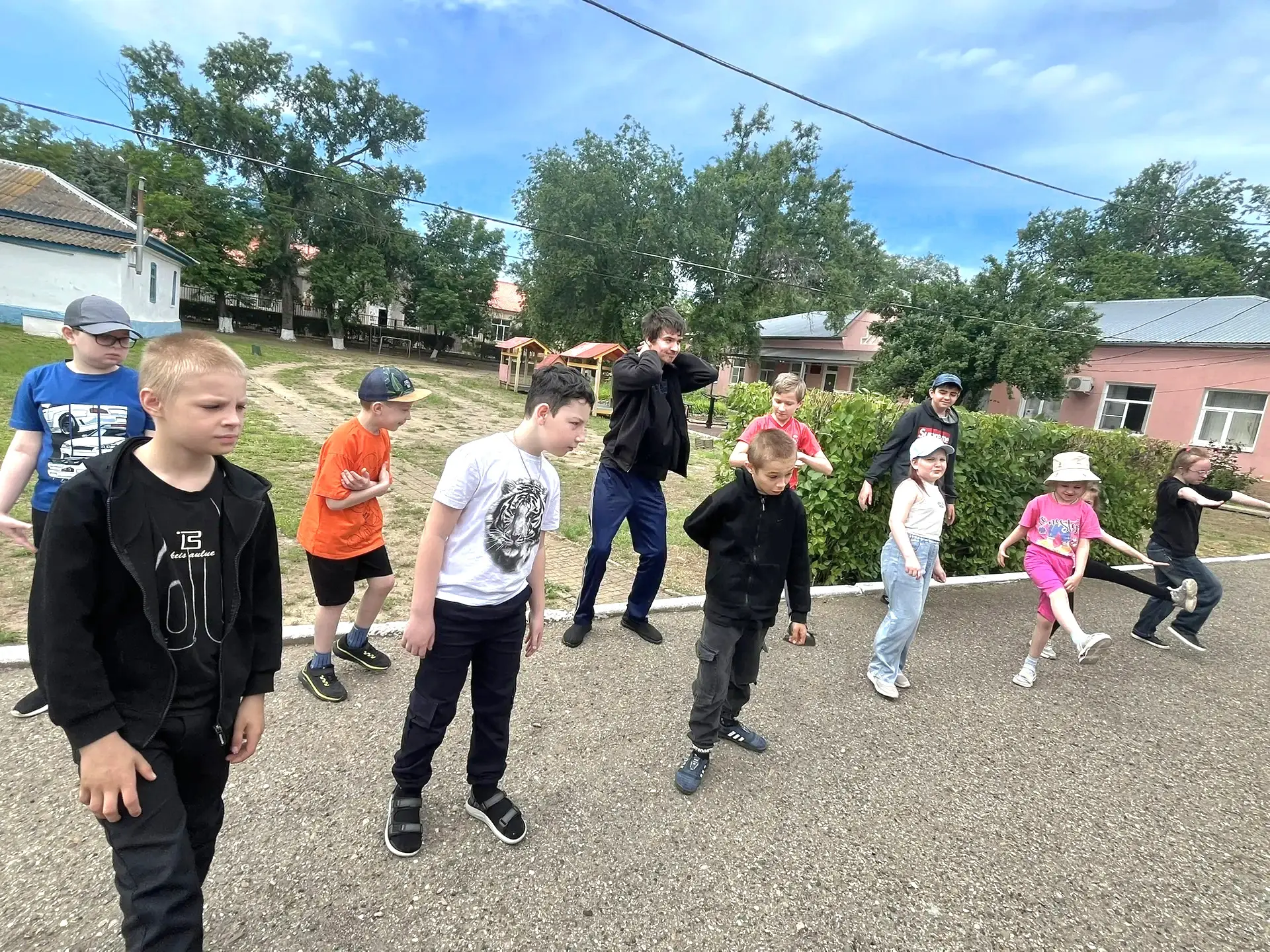 🌞 Утро в нашем летнем лагере  начинается с зарядки! А как у вас?