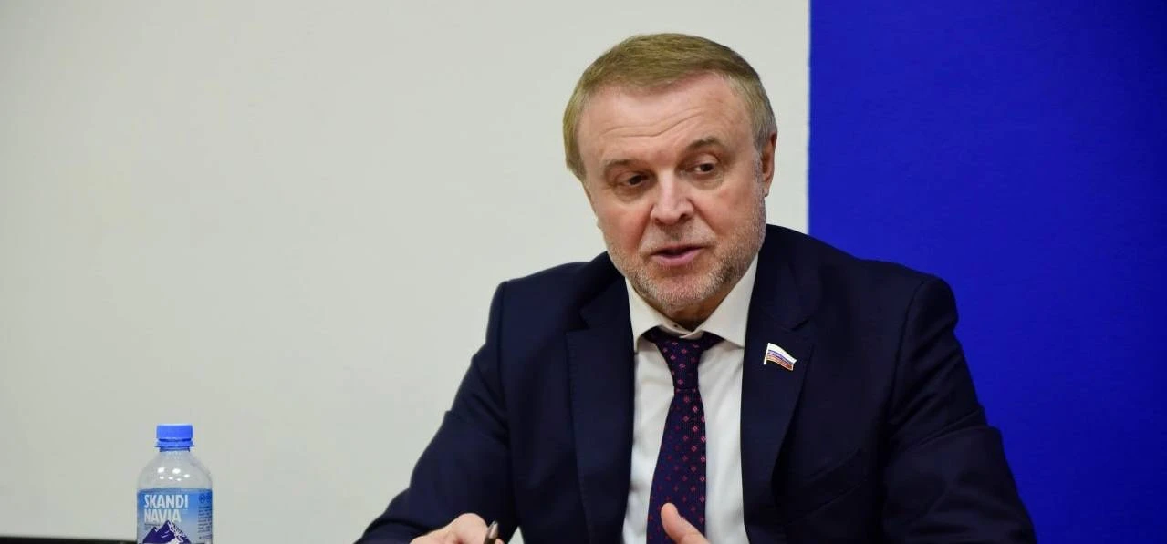 🎄 В Госдуме раскритиковали планы Тюменской думы купить новогодние подарки детям за счё...