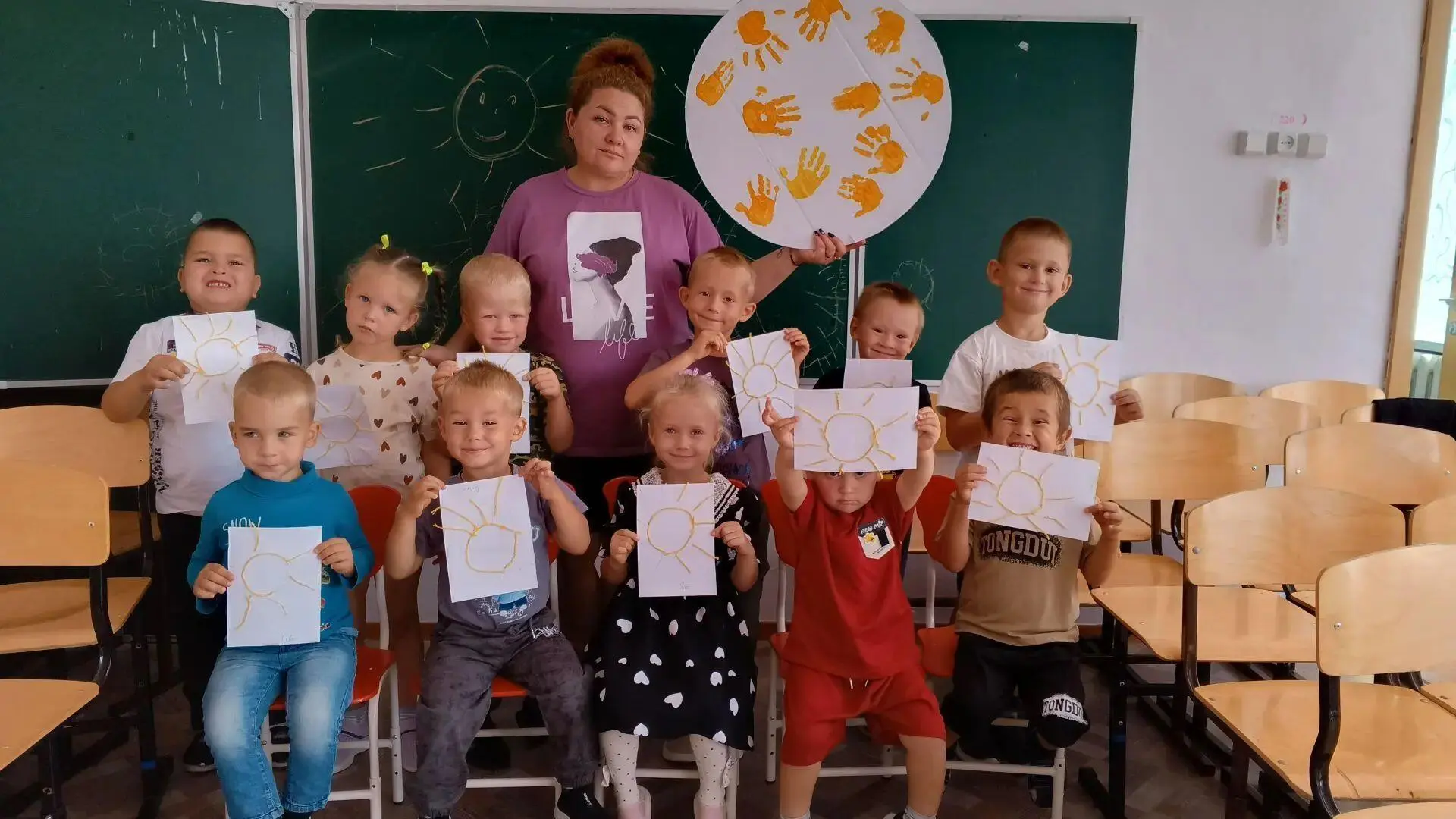 Смотрит солнышко в окошко,