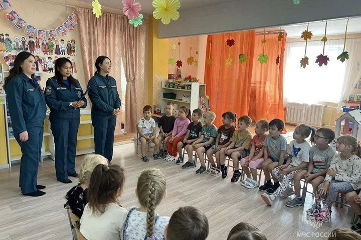 🧯 В Усть-Абаканском районе дети учились эвакуироваться, прикрывая рот платками