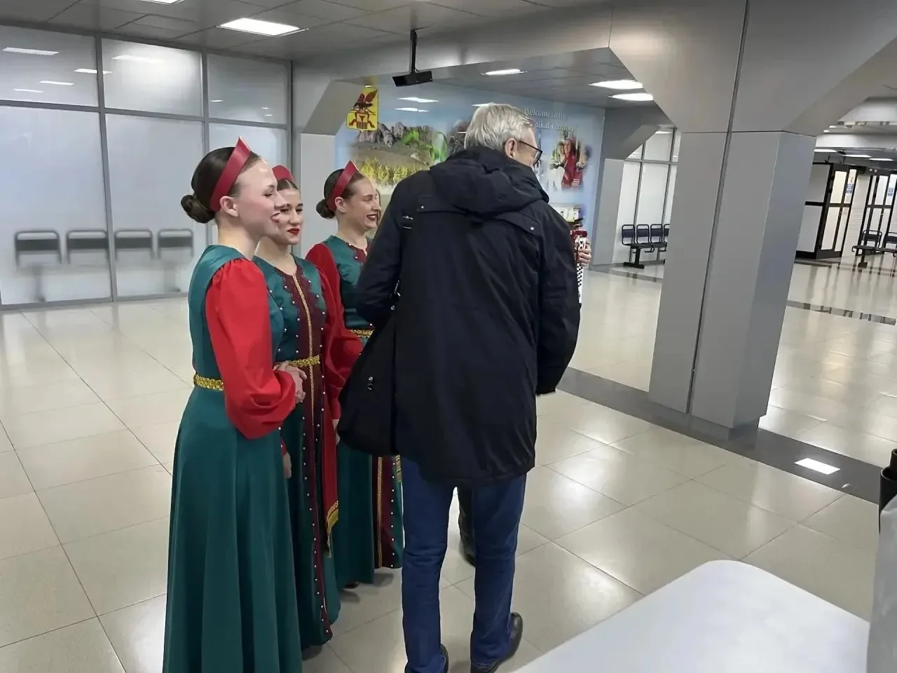🎬Песнями и караваем встретили одного из главных гостей Забайкальского международного кинофестиваля –