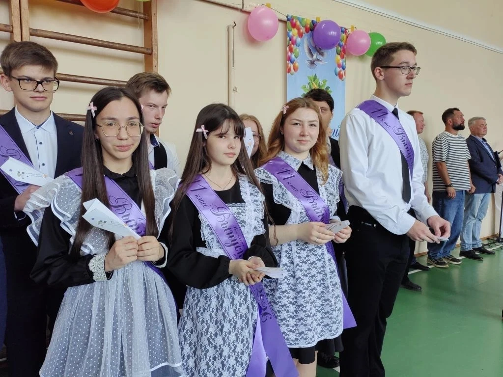 Вот и прозвенел последний звонок! 🔔✨

В нашей школе состоялся трогательный и волнующий праздник — п