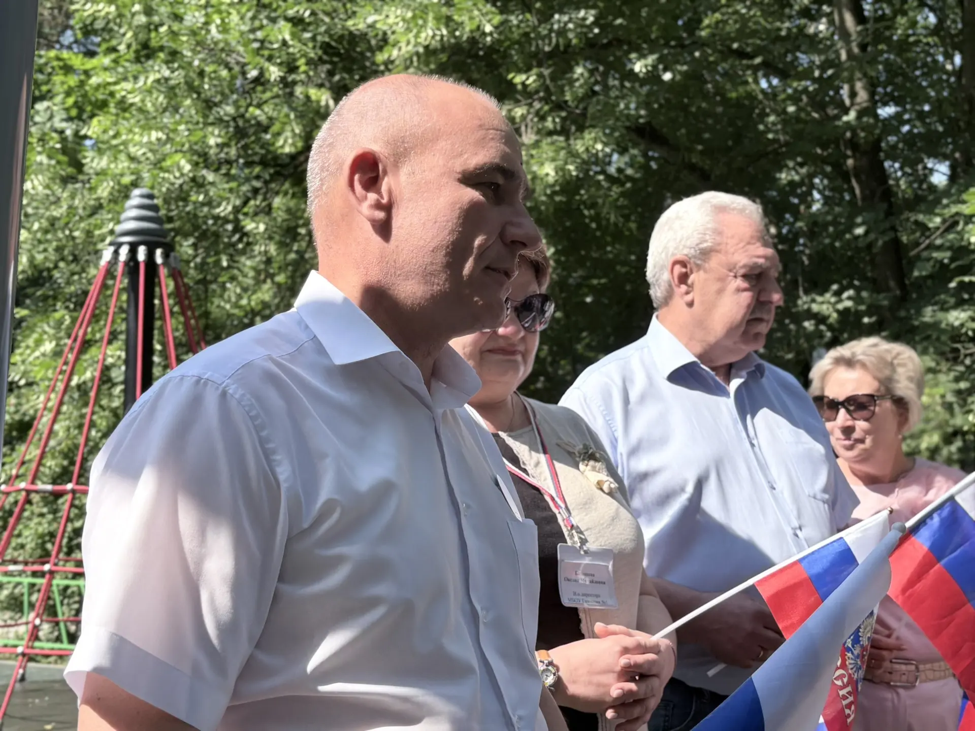 Вместе с депутатами Совета депутатов открыли новые детские площадки.