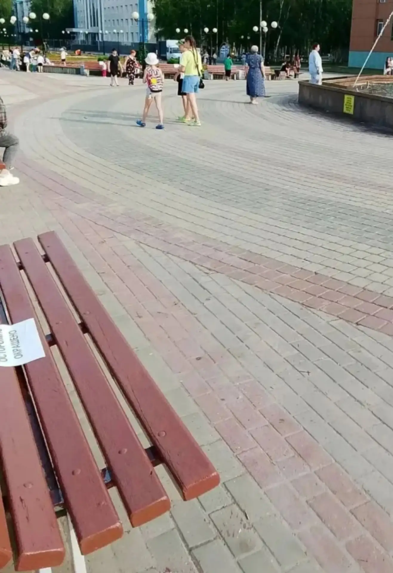 Возле фонтана поставили лавочки. И покрасили даже😊. Могут же когда хотят!