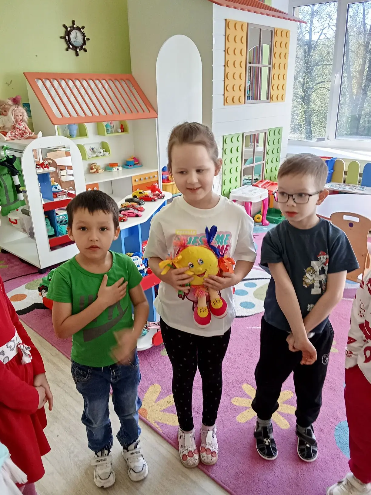 Сегодня дети 9 группы с педагогом-психологом помогли жителям "Волшебной страны чувств" ...