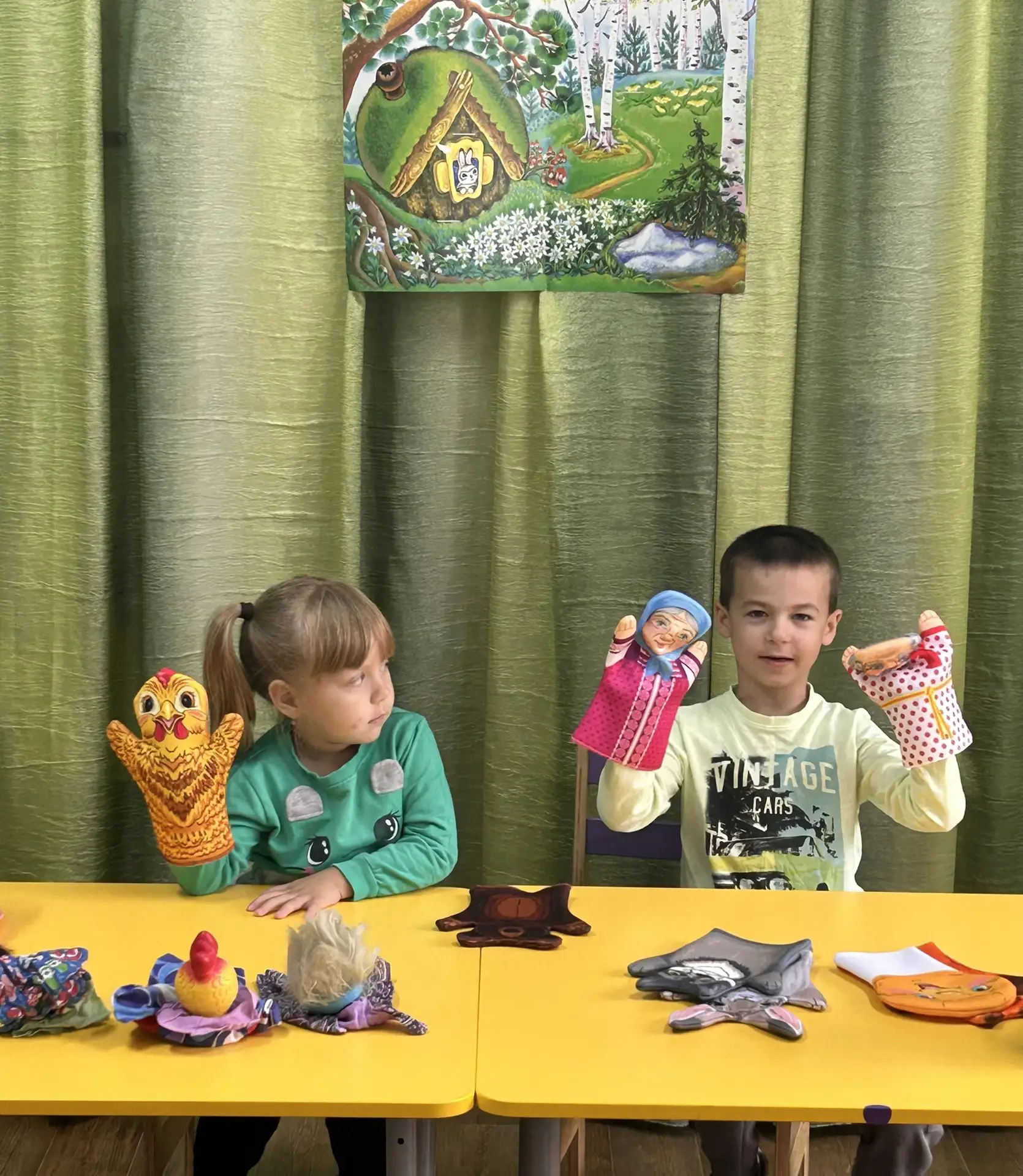 Волшебный мир сказок в наших ладошках!🎩

Сегодня наш детский сад превратился в настоящую театральну