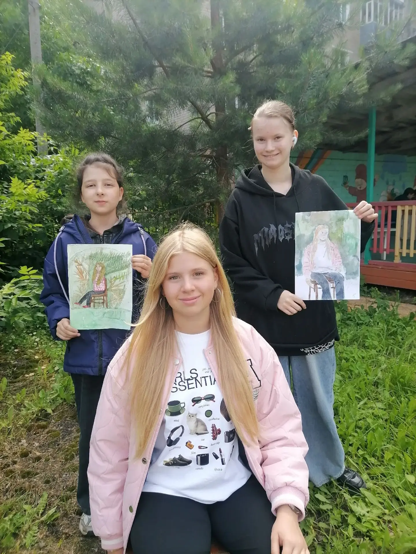 🎨 Сегодня ребята из творческого летнего лагеря рисовали на фоне природы фигуру человек...