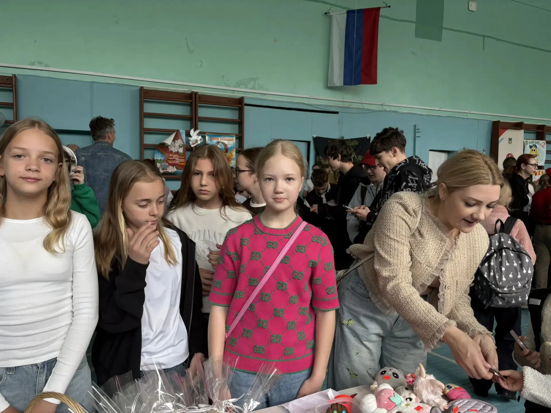 🍰 Добрая ярмарка в нашей гимназии! 🧸 Вчера мы все вместе — ученики 4 Г и других классов, родители и 