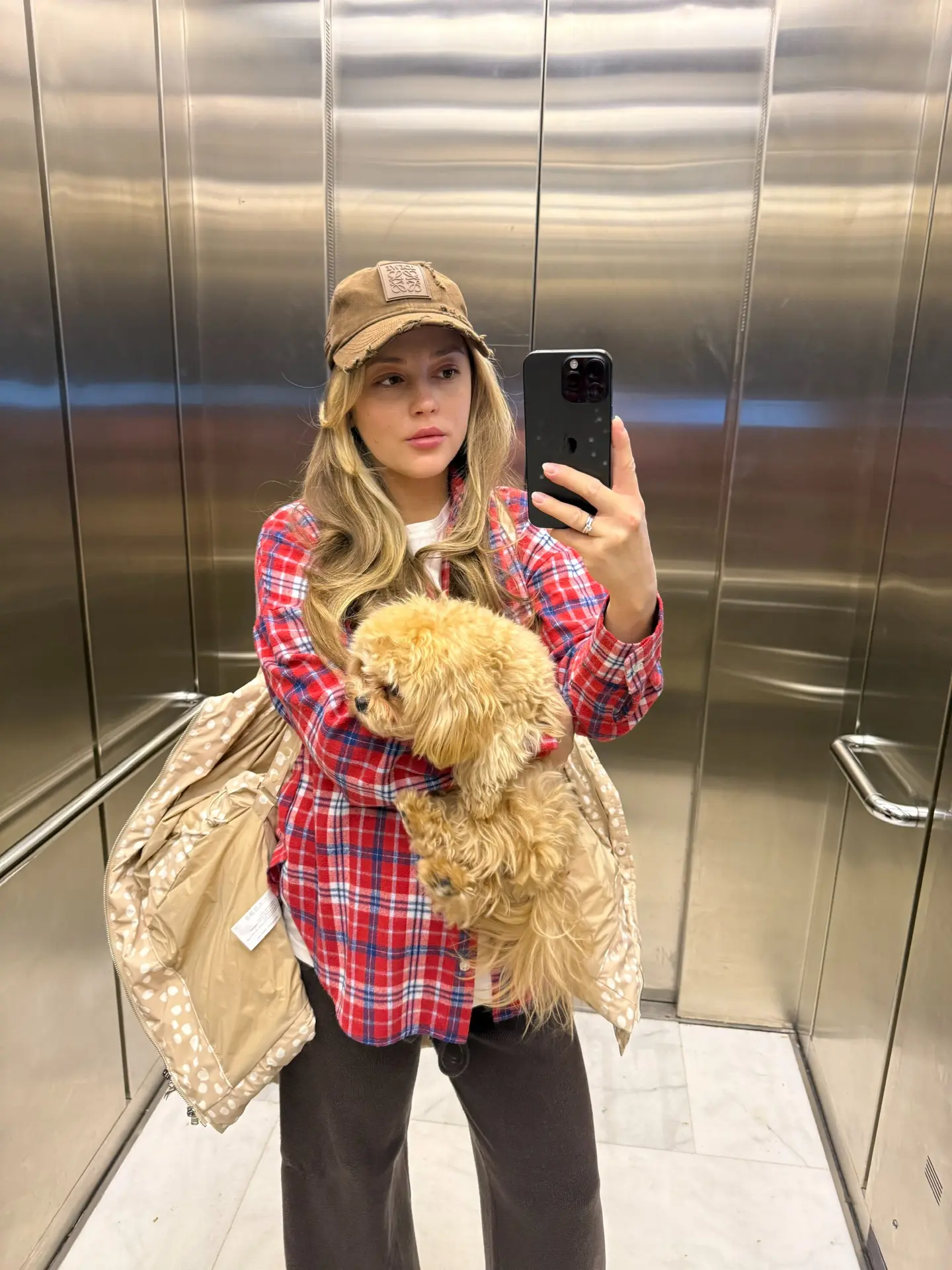 Этот парень со мной везде носится 🐶  Как настроение?  Я просто засыпаю на ходу 😴