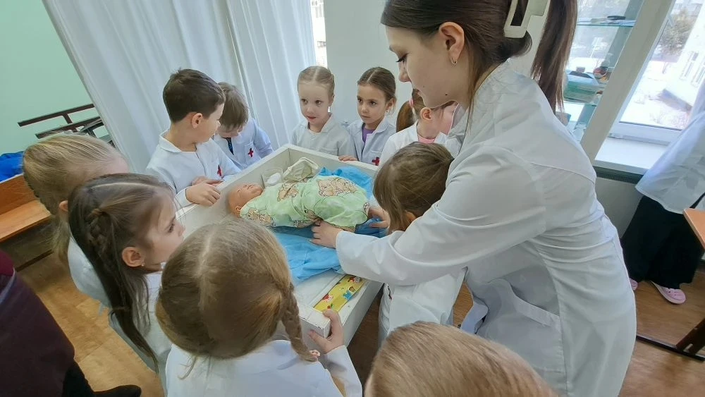 🧑‍⚕ 20 февраля в рамках сетевого взаимодействия участники «Школы Гиппократа» для ребятишек детского 