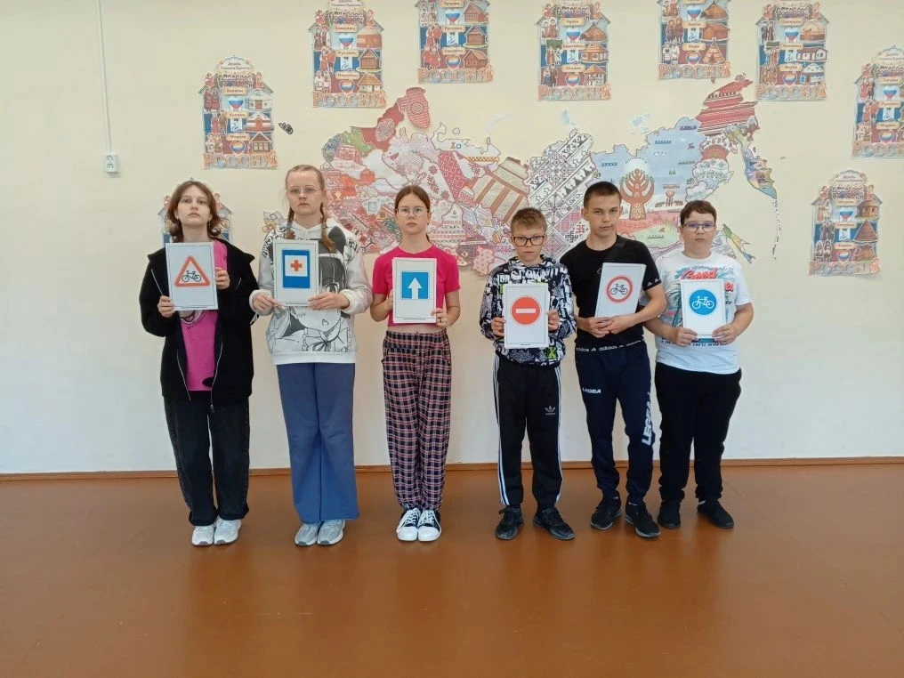 В "Точке притяжения" для ребят прошла игра - эстафета «Школа светофорных наук» — посвящённая правила