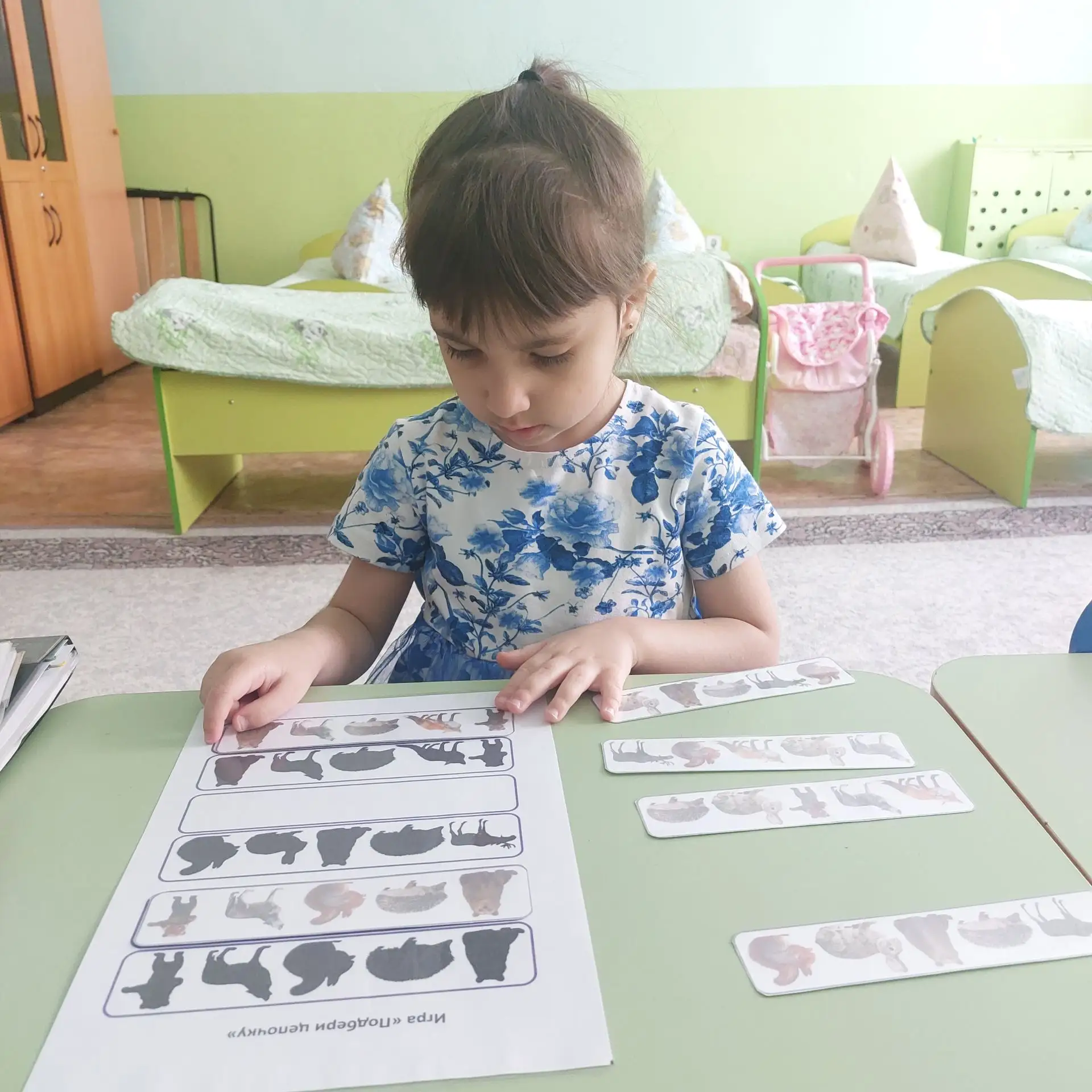 На занятии с помощью дидактических игр «Цепочка слов» , «Повтори за мной слова» , «Кто что ест», дет