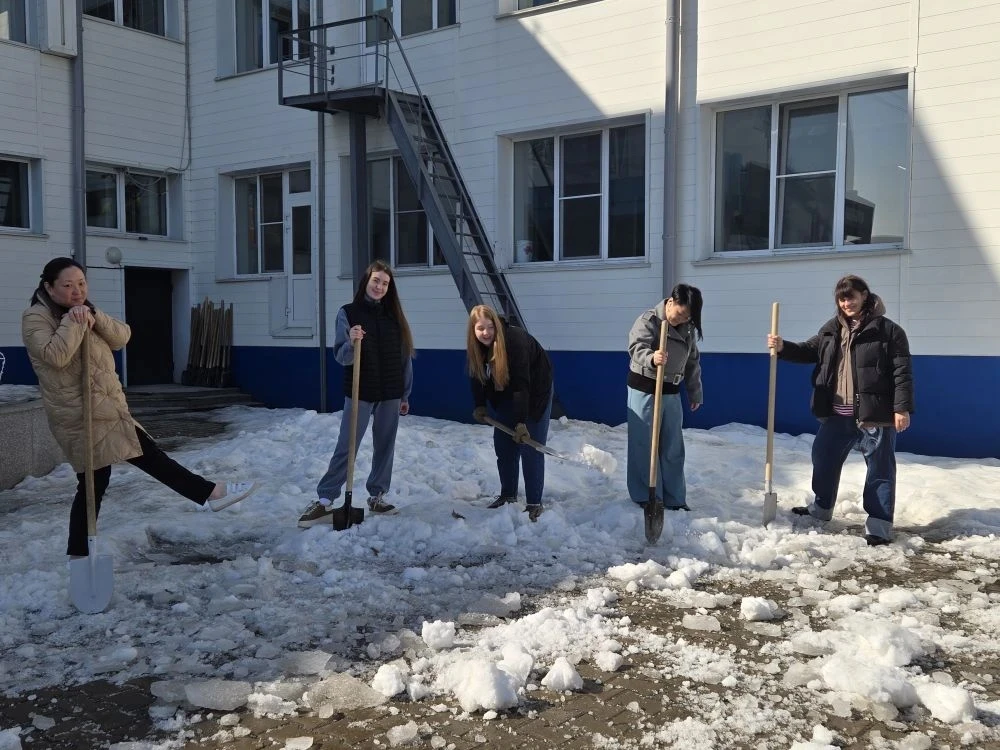 ❄ Осторожно, сугробы в шоке!  🌞Сегодня в солнечную погоду наши гимназисты и педагоги дружно взяли ло