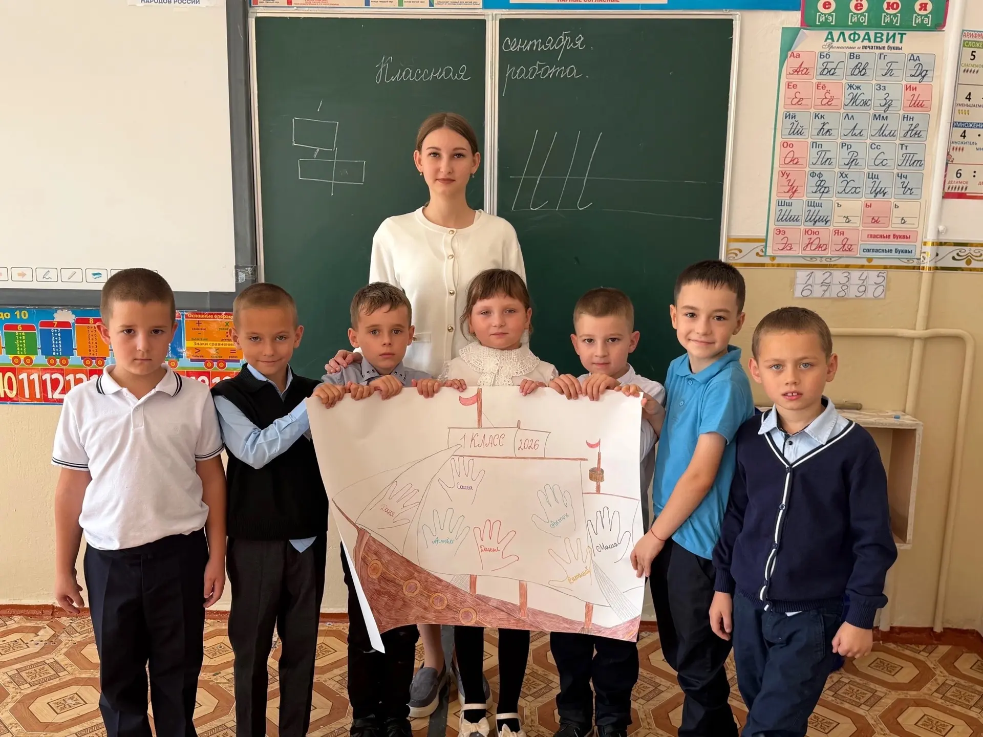 Президент школы Валерия Шарпан и активисты школьного самоуправления В. Астапенко и А. Д...