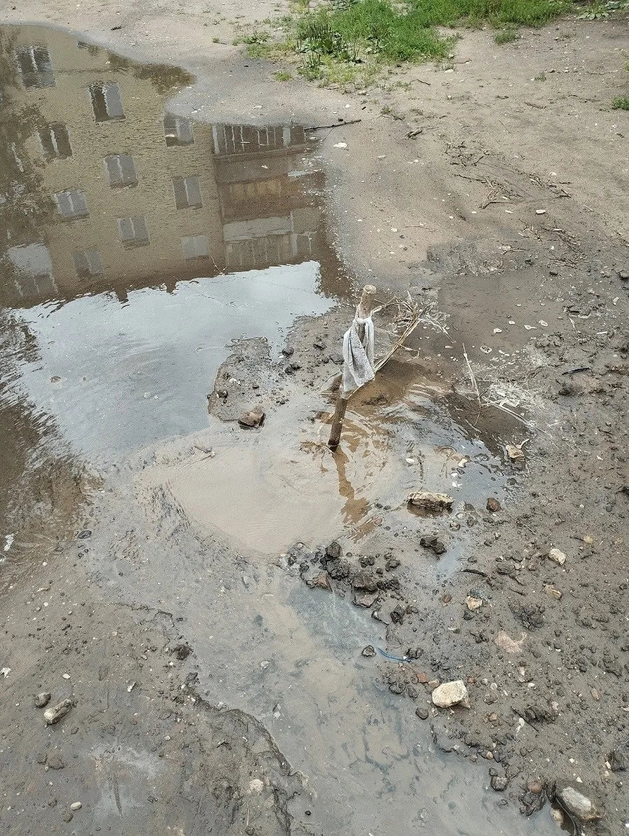 В Центральном районе Твери уже почти две недели решают проблему с затопленным двором. 
 
Жители домо