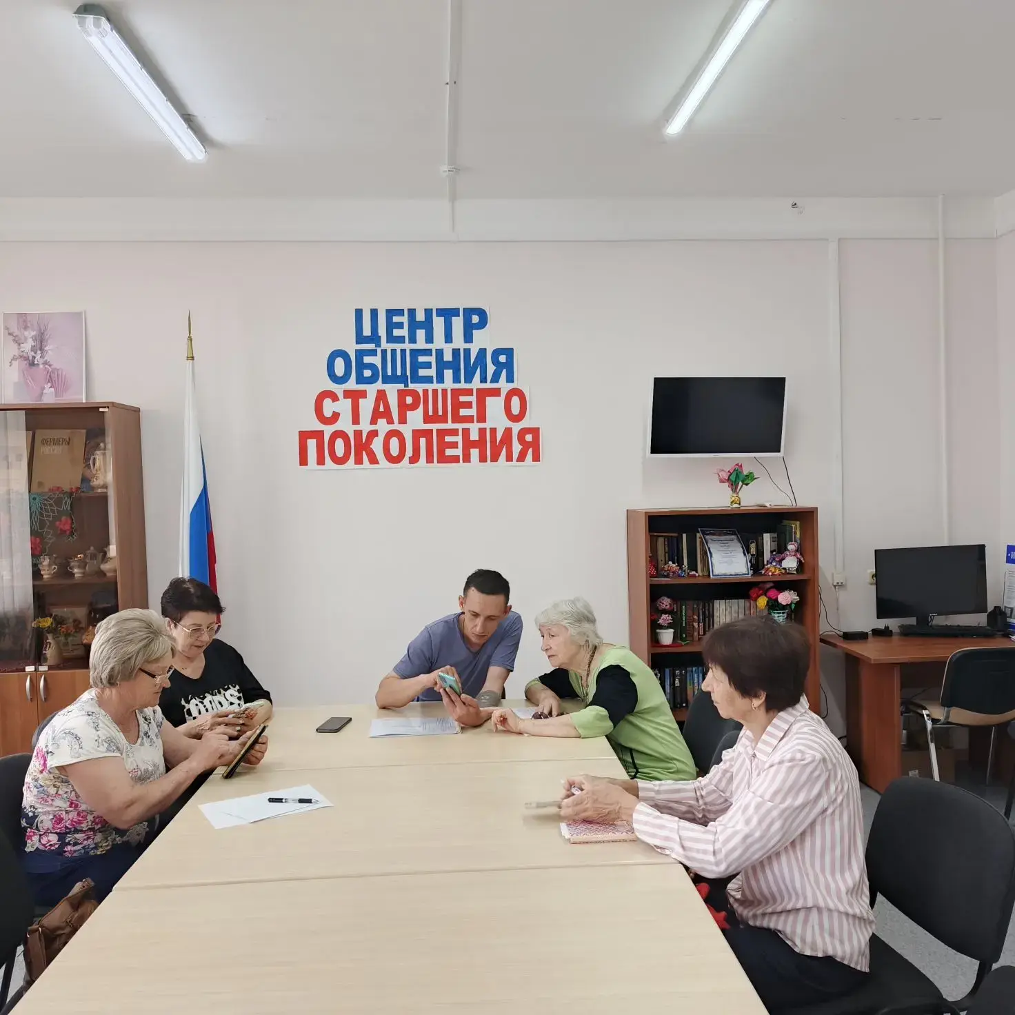 📱📚 Провели урок по смартфонам для старшего поколения!

Сегодня на занятии разбирали важные темы ки