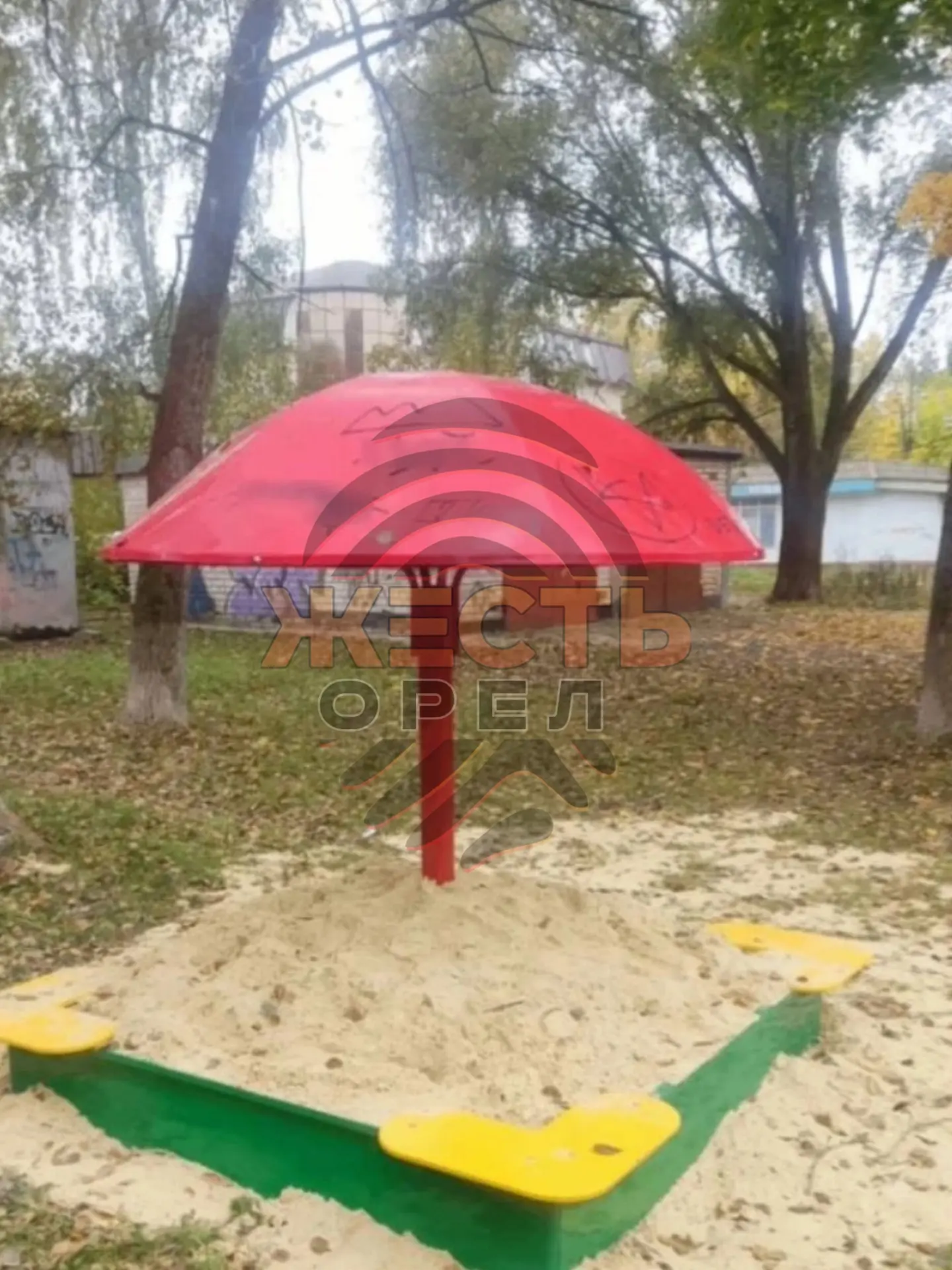 😡 В Орле на Металлургов, 13 вандалы испортили новую детскую площадку