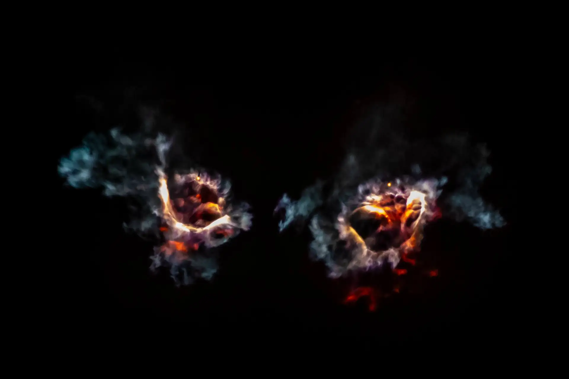Приземлившийся ускоритель Falcon 9 на фоне сегодняшнего запуска и посадки боковых ускор...