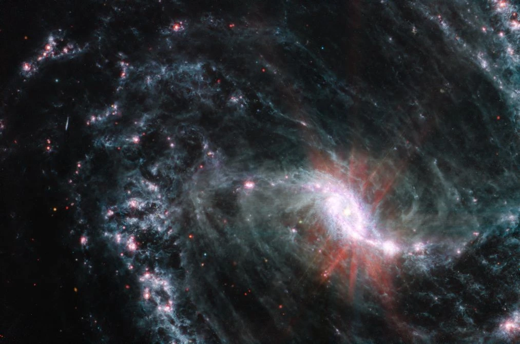 NGC 1365 - огромная спиральная галактика с перемычкой в созвездии Печь, на расстоянии 5...