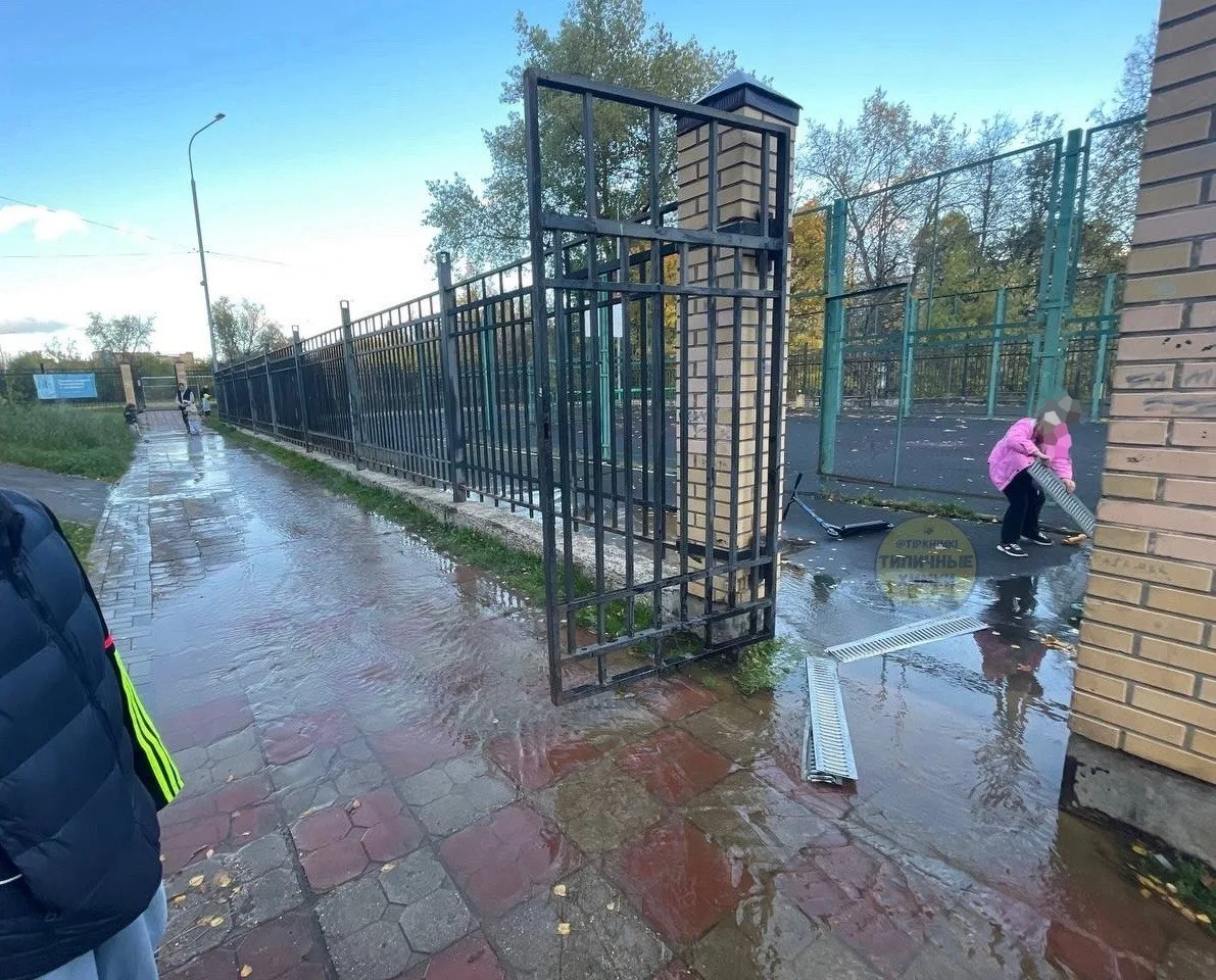 В Лобаново прорвало трубу с горячей водой