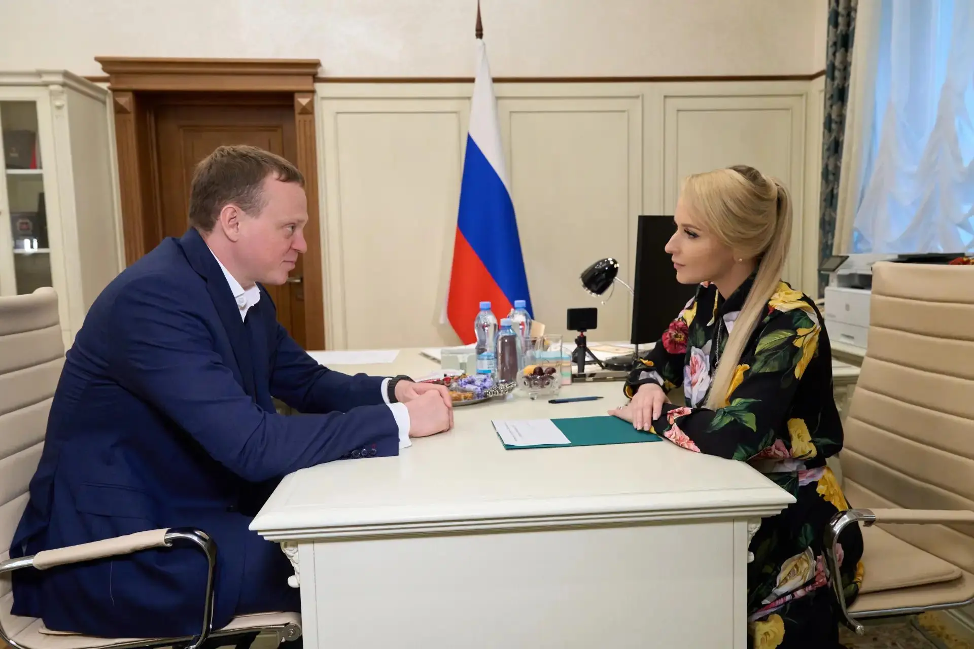 Губернатор Малков встретился с Яной Лантратовой

Уполномоченный по правам человека в России Яна Лант