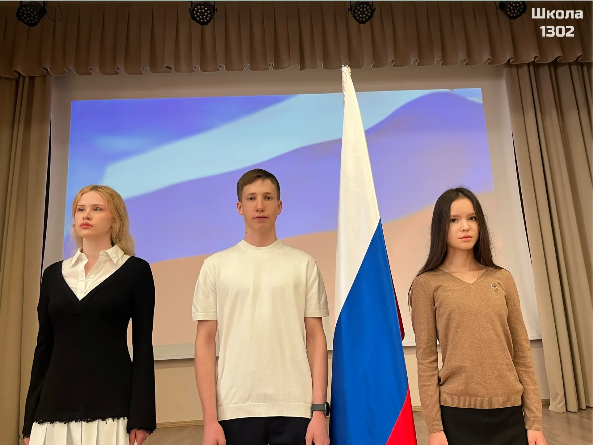 🇷🇺 Добрые традиции понедельника! По традиции мы начали учебную неделю с церемонии поднятия флага и и