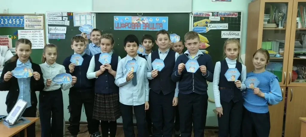 РАЗГОВОРЫ О ВАЖНОМ  🇷🇺Учебная неделя в нашей школе началась с торжественной церемонии выноса  госуда
