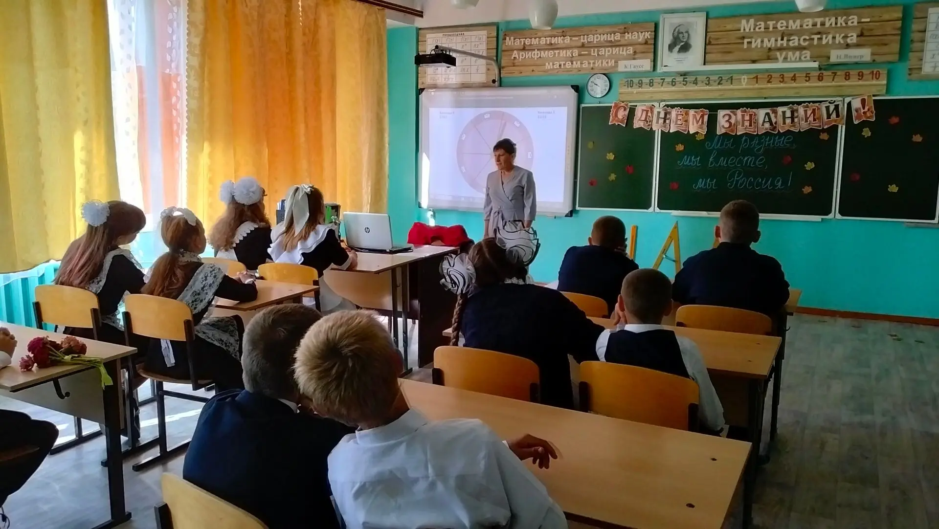 После торжественной линейки, посвящённой Дню знаний и Году единства народов России, для...