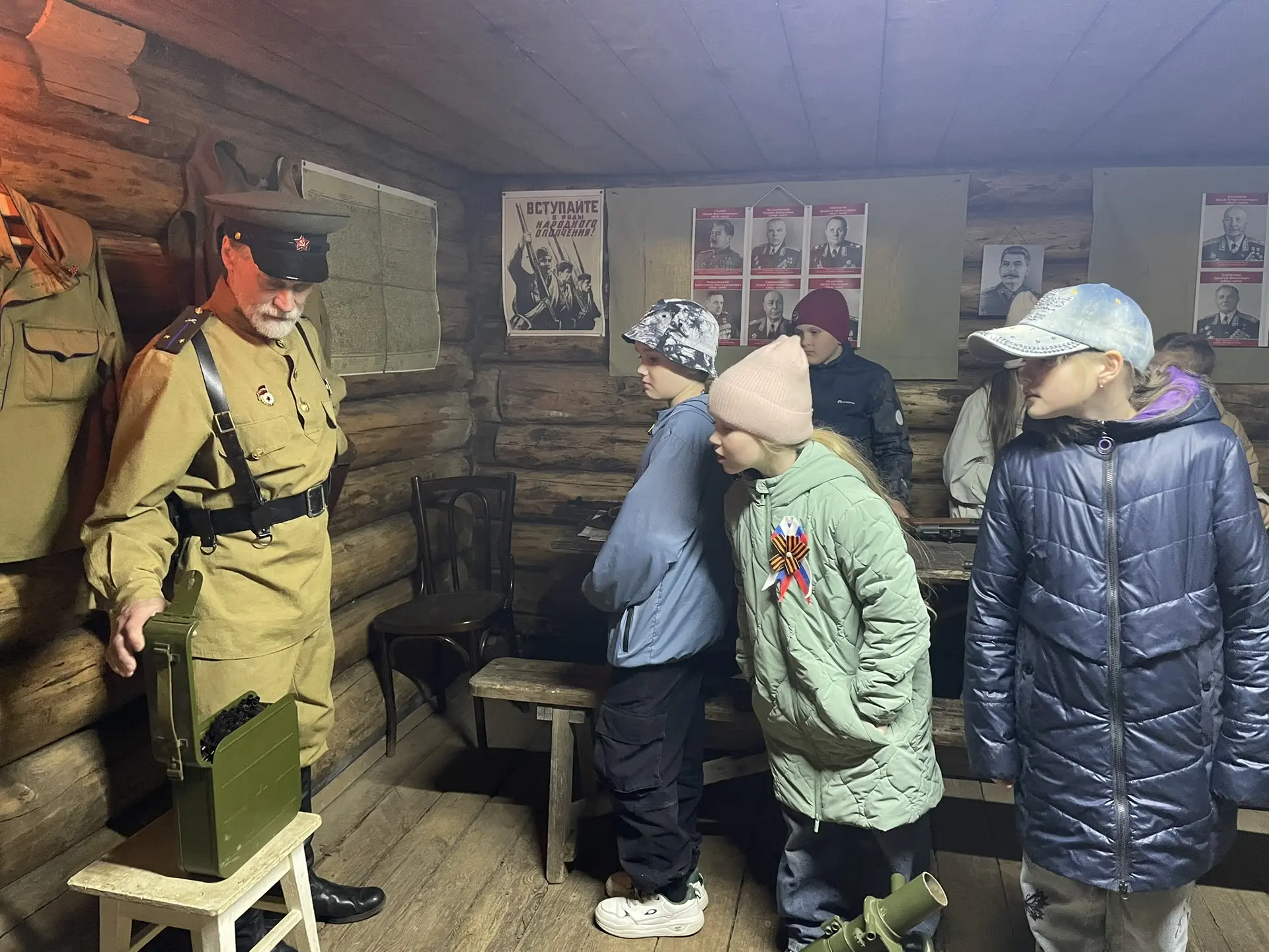 ✨ Путешествие в историю Великой Отечественной войны  🎓 Ученики 3 «А» и 3 «Г» классов в праздничные д