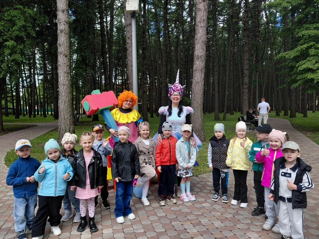 Сегодня в берёзовой роще состоялся настоящий праздник детства! 🎉
Наши малыши с огромным удовольстви