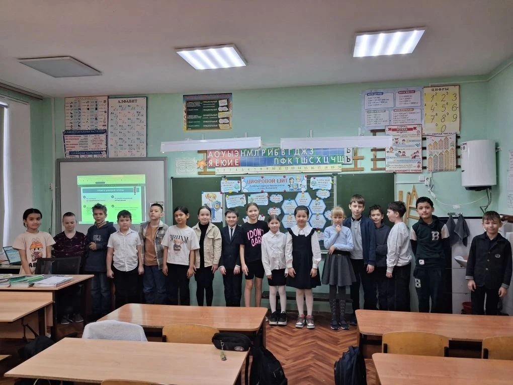 🇷🇺Утро понедельника в нашей школе началось с поднятия флага Российской Федерации и традиционного уро