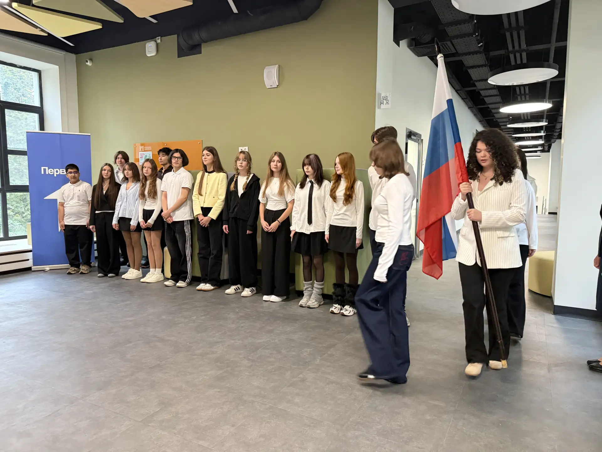 🇷🇺 Традиционно начинаем учебную неделю с поднятия Государственного флага Российской Ф...