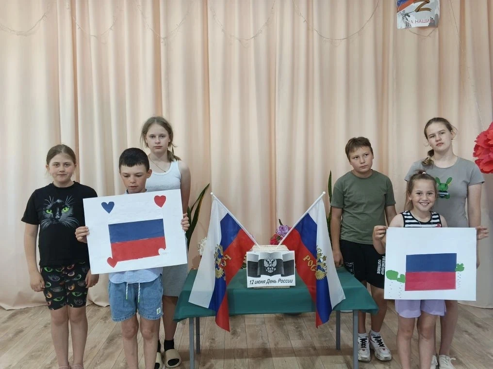 В Никитинском СДК прошёл Патриотический час, посвящённый Дню России «Народы едины под солнцем России