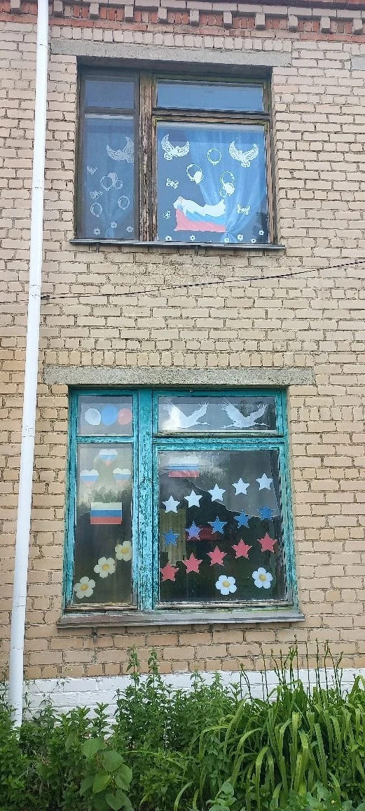 Маленькие патриоты – большой стране! 🇷🇺
Наши ребята украсили окна детского сада ко Дню России. Гор