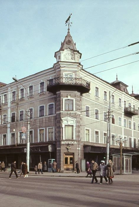 😴 Доброй ночи, друзья!

Бывшая гостиница «Россия» в 1985 году.

Присылайте нам новости —  SaratovPe