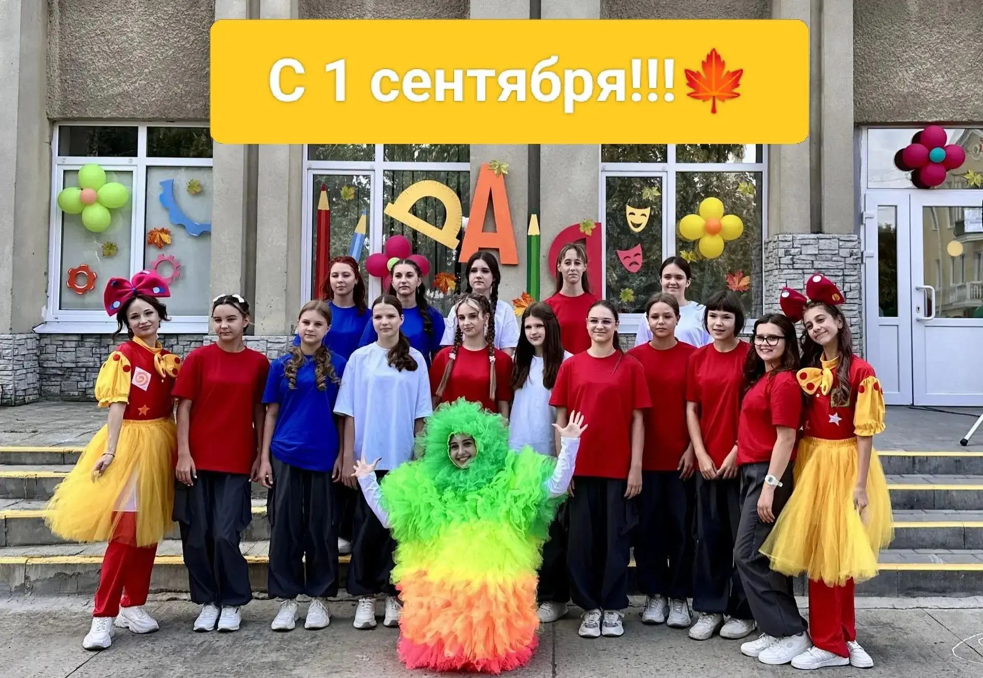 Сегодня сразу на нескольких площадках города хореографические коллективы Центра предста...