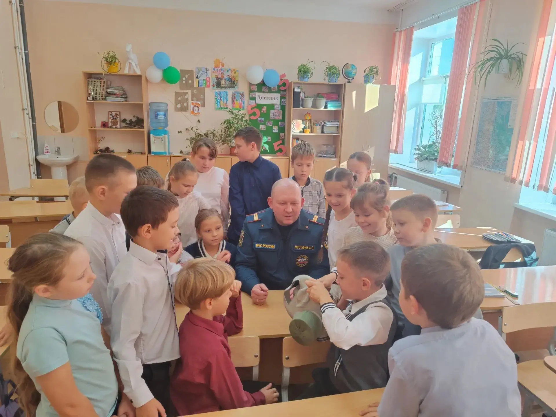 📣 В преддверии важной даты: второклассники узнали о гражданской обороне из первых уст!